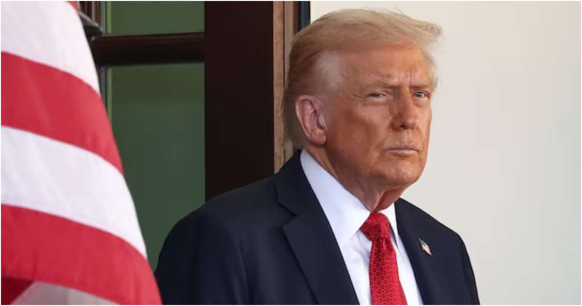 হোয়াইট হাউসে ২০ অক্টোবর অস্ট্রেলিয়ার প্রধানমন্ত্রী অ্যান্থনি আলবানিজের আগমনের অপেক্ষায় প্রেসিডেন্ট ডনাল্ড টাম্প। ছবি: রয়টার্স